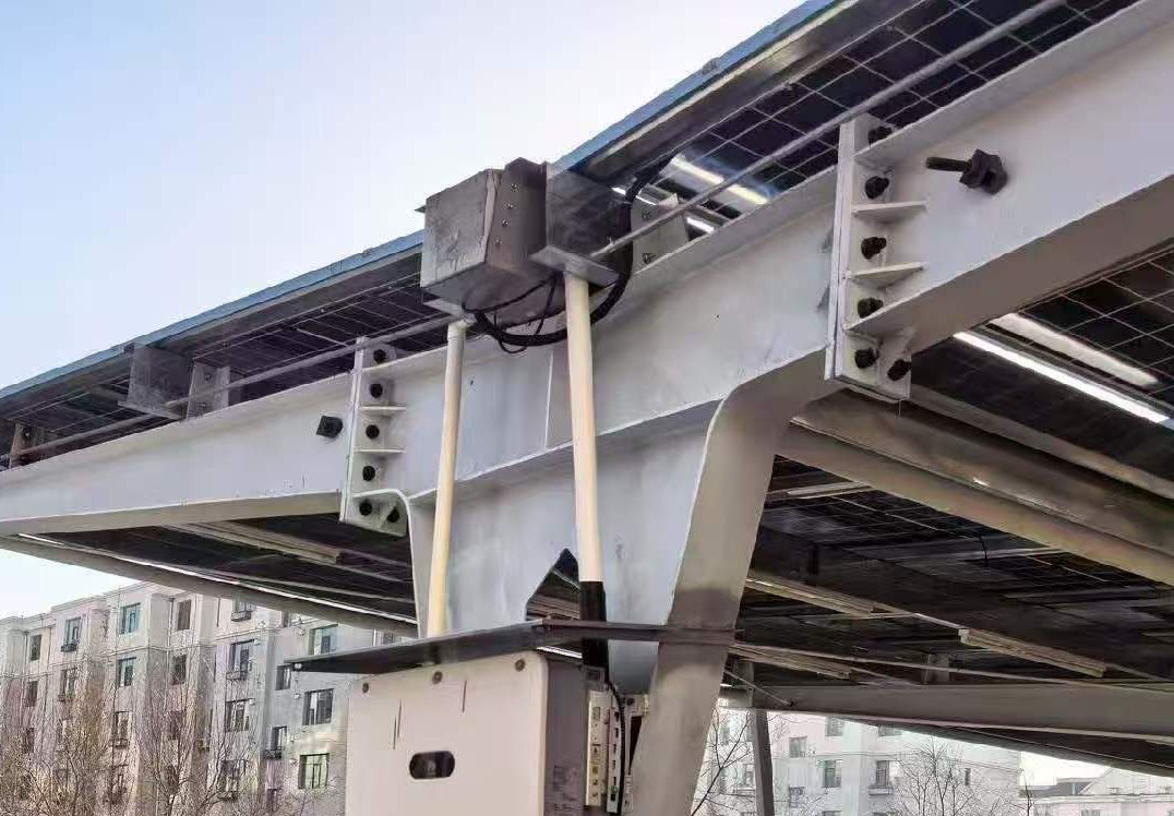 Steel canopy carrying modules over a sealed yard